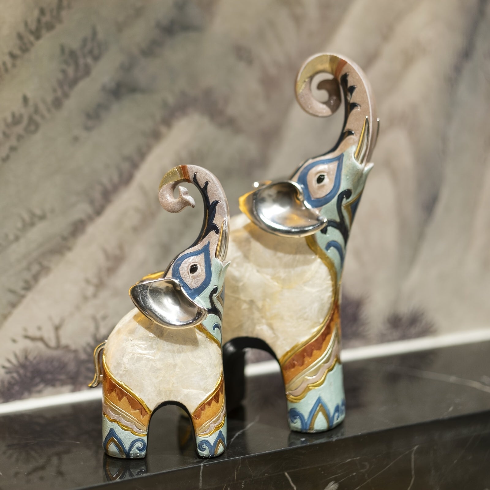 A pair of shell elephant decorations, good luck elephant statue home statue, resin+natural shell handmade elephant, home atmosphere decoration, suitable for offices, living rooms, bedrooms, entrances, gifts for elephant enthusiasts